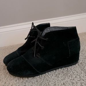Tom’s desert girls/youth wedge booties size 5.5- black suede leather with laces